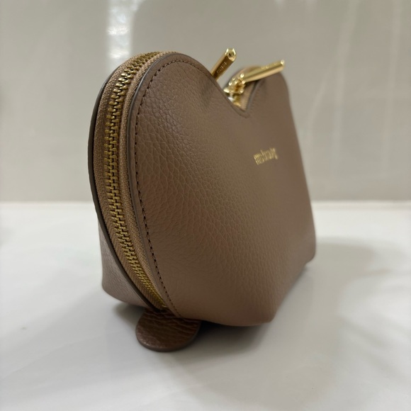 Cuyana x RMS mini heart case in Cappuccino leather - Picture 4 of 9